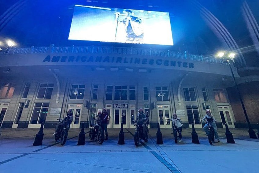 De American Airlines Center met een groot scherm waarop een afbeelding wordt weergegeven. 3