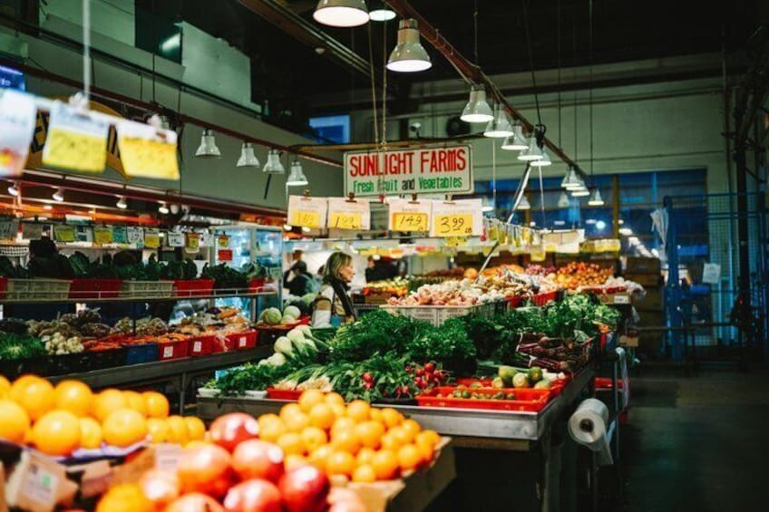 En mataffär med färska grönsaker och ett skylt med texten ”Sunlight Farms”. 4