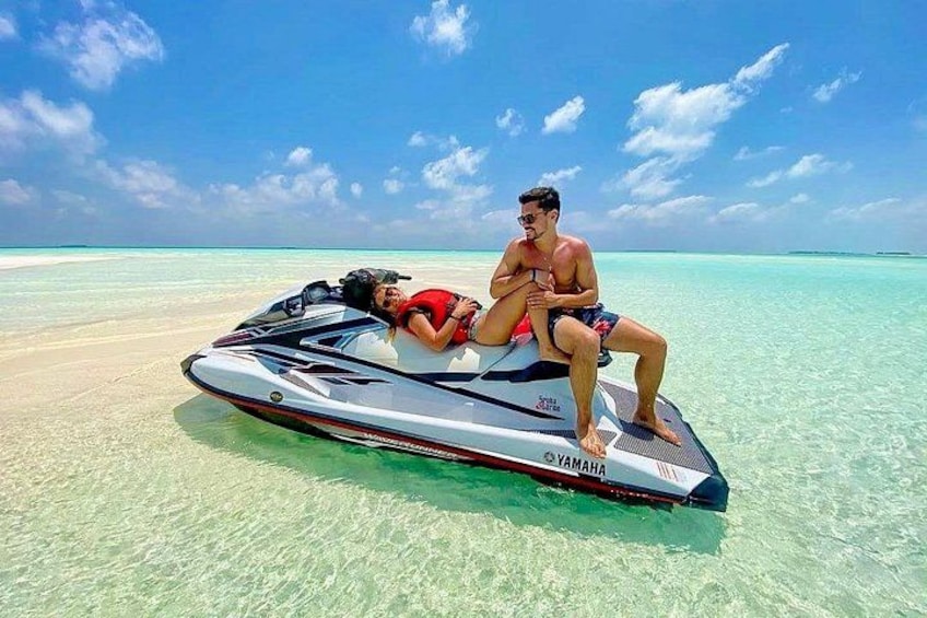 Ein Jet-Ski am Strand mit klarem türkisblauem Wasser und blauem Himmel. 1