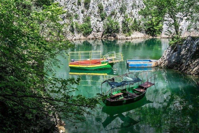 Une rivière paisible, avec des bateaux, une végétation luxuriante et des falaises rocheuses. 2