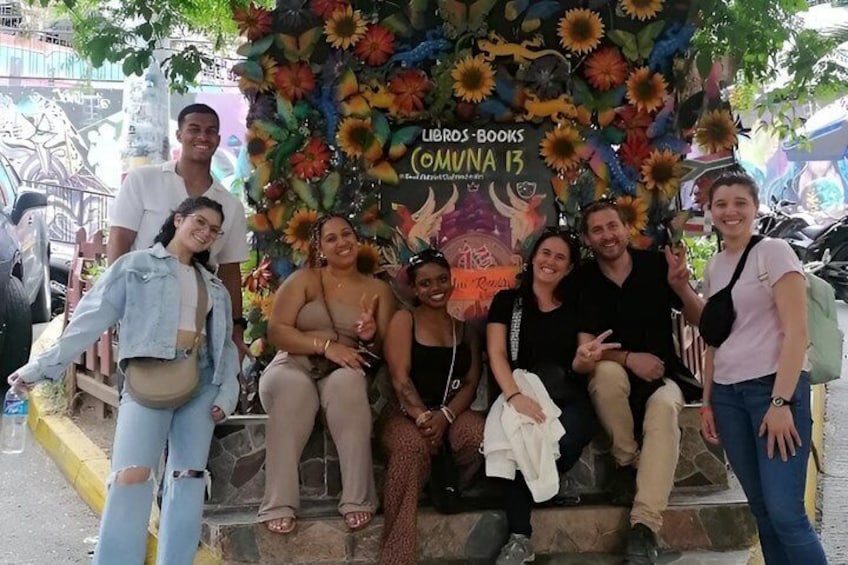 Comuna 13: Graffiti tour & Street Food/drink with telesferic 3