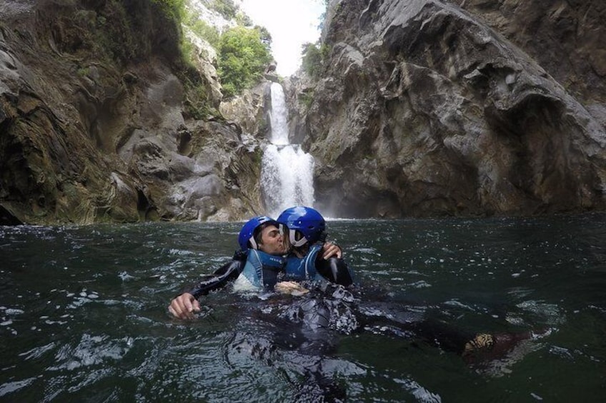 Deux personnes dans un kayak, dans un canyon étroit, avec une cascade en arrière-plan. 5