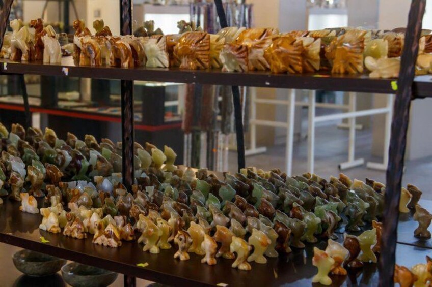 Una exhibición de figuras de animales en estantes. 3