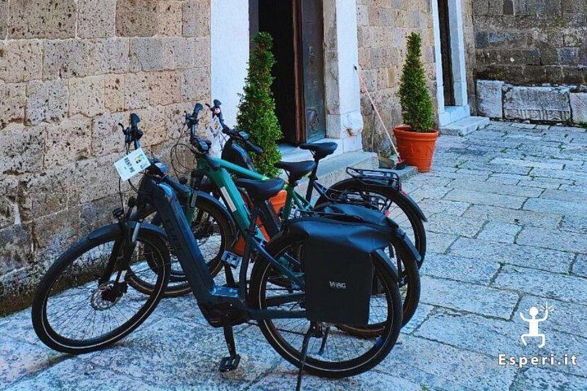 E-bikes await you in the shadow of the Duomo for a new adventure. 5