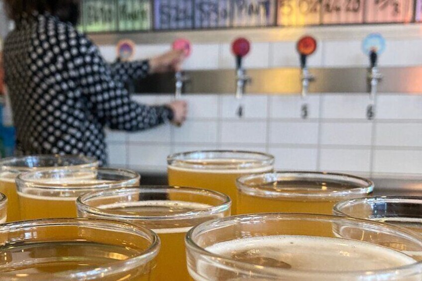 Un bar avec de nombreux robinets et une grande variété de verres à bière. 3
