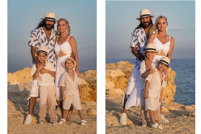 Een gezin van vier personen op een rotsachtig strand, met de oceaan op de achtergrond. 5