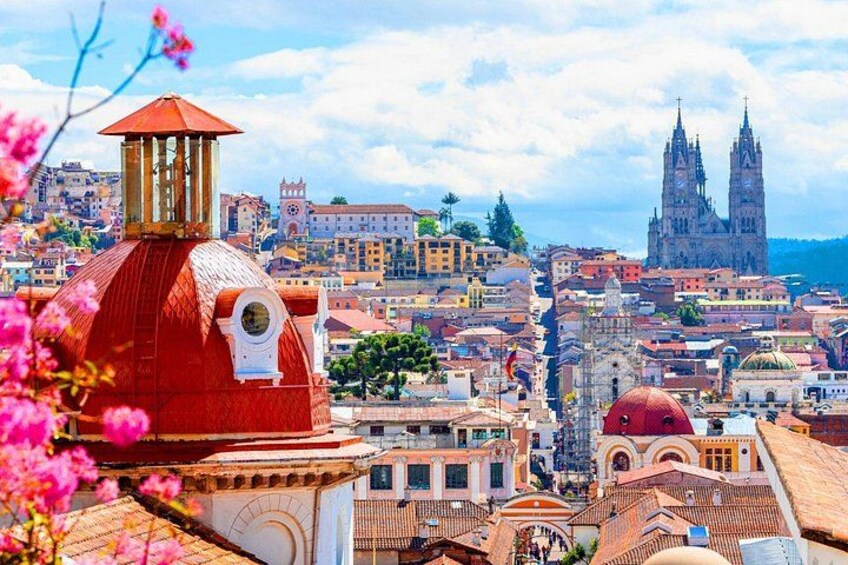 Un paisaje urbano con una cúpula roja destacada y una catedral con dos torres. 1