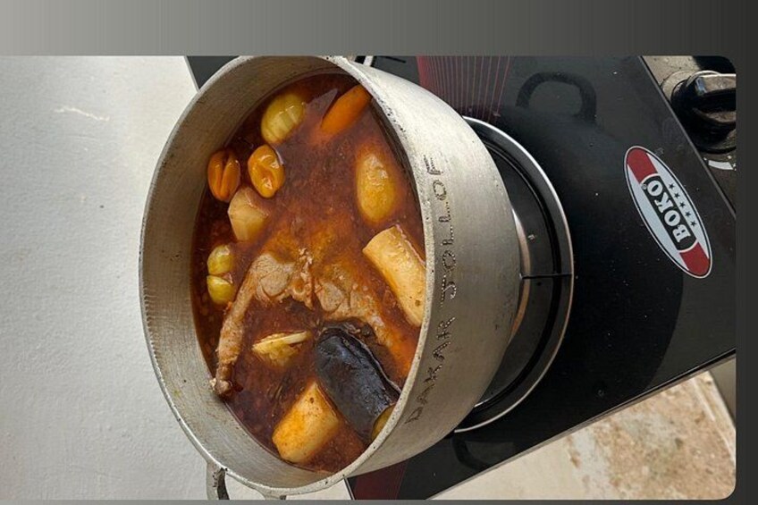 Een stoofpot met groenten en vlees, op een barbecue gezet. 2