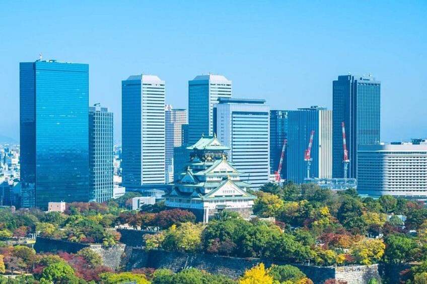 Eine Skyline mit modernen Wolkenkratzern und einem traditionellen japanischen Tempel. 2