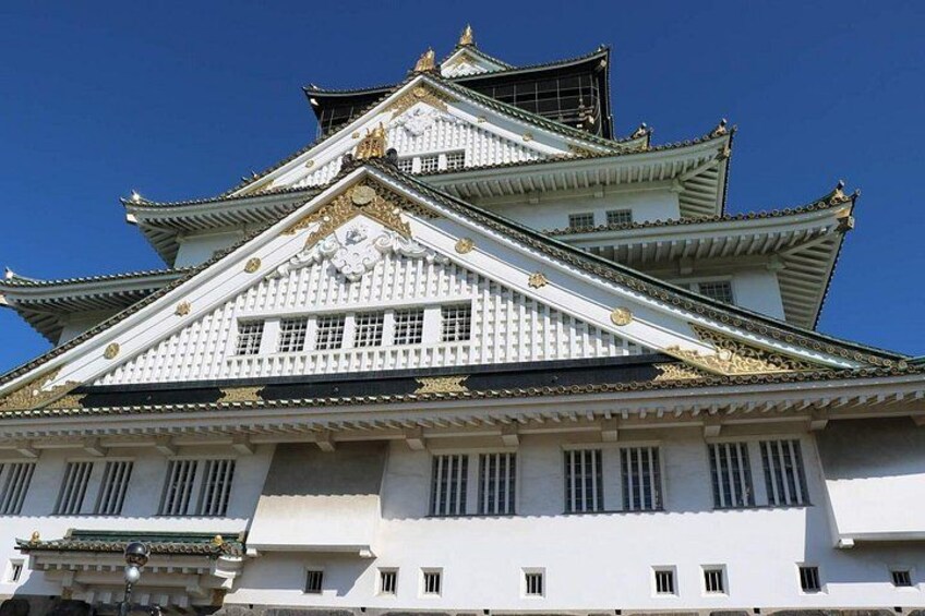 Eine traditionelle japanische Burg mit mehreren Geschossen und goldenen Akzenten. 4