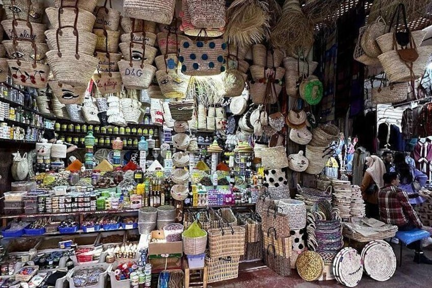Un puesto de mercado con varias cestas y bolsas tejidas. 5