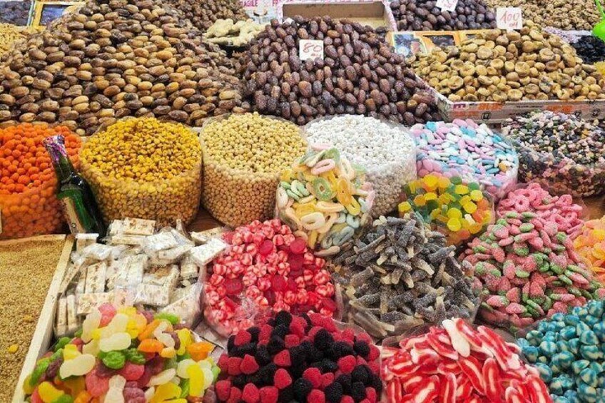 Diversas nueces y frutas secas expuestas a granel en un mercado. 4