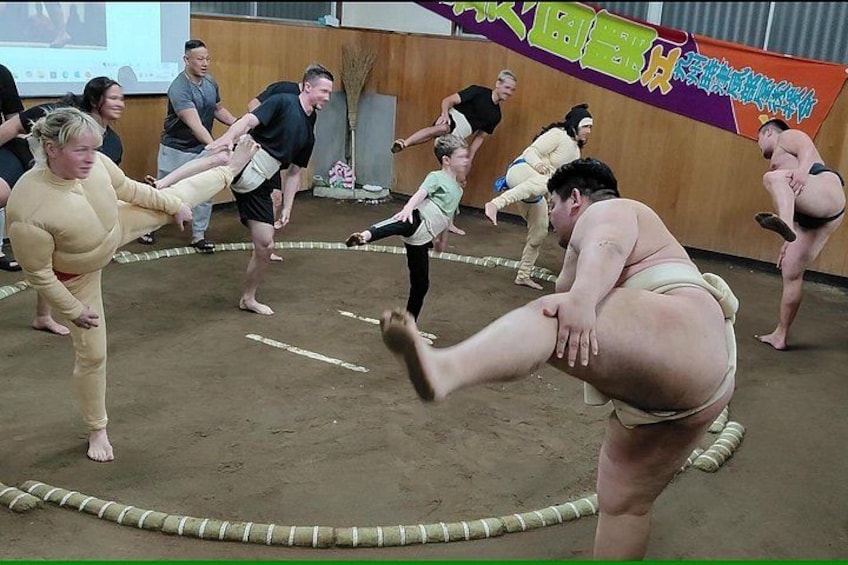 Entrenamiento de lucha libre sumo con participantes con atuendo tradicional de sumō. 1