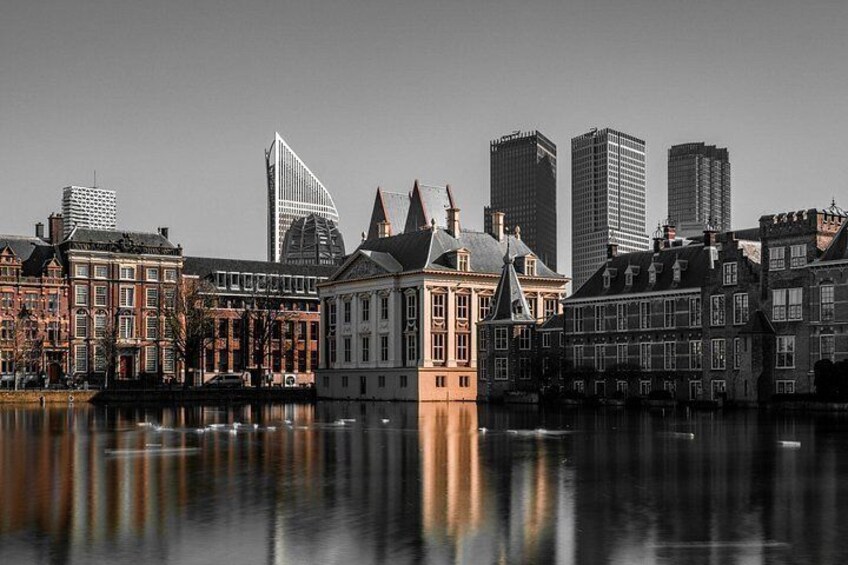 Un horizonte urbano con edificios históricos y rascacielos modernos a lo largo de un río. 4