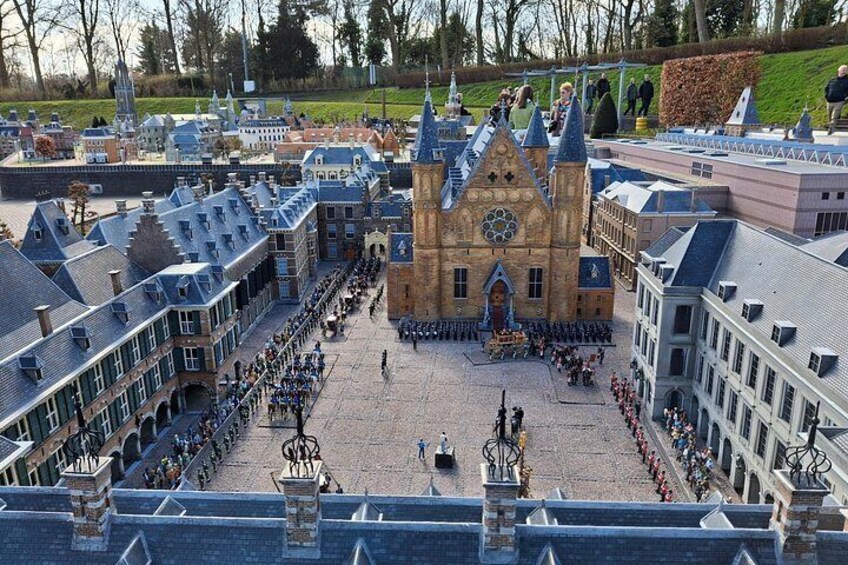 Un modelo de una plaza histórica con una iglesia destacada, edificios circundantes y una calle adoquinada. 2