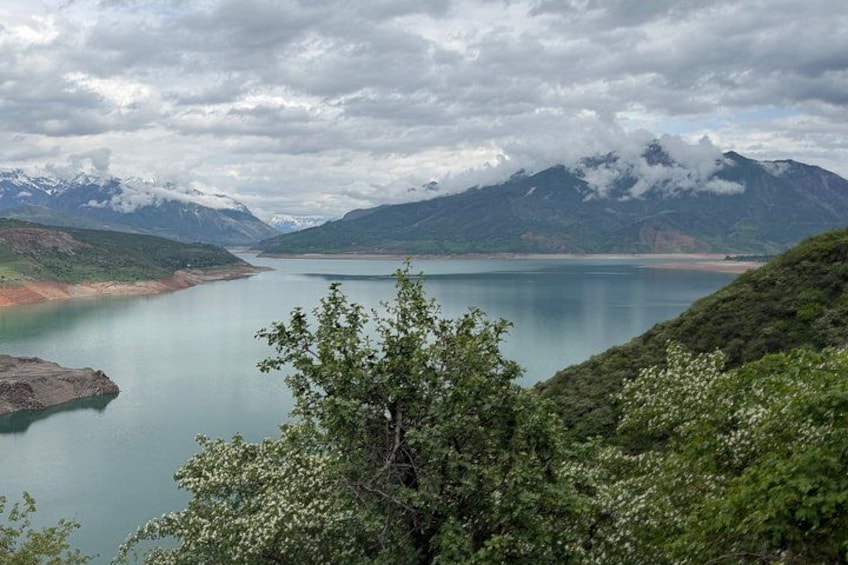 Un lago rodeado de montañas y árboles. 1