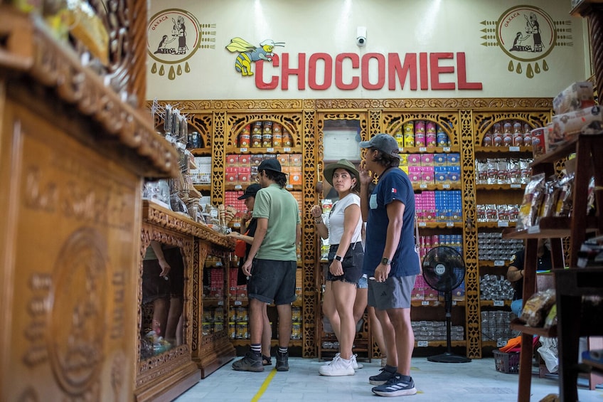 Myymälän nimi on »CHOCOMIEL», ja siellä on koristeelliset puuhyllyt sekä laaja valikoima pakattuja tuotteita. 3