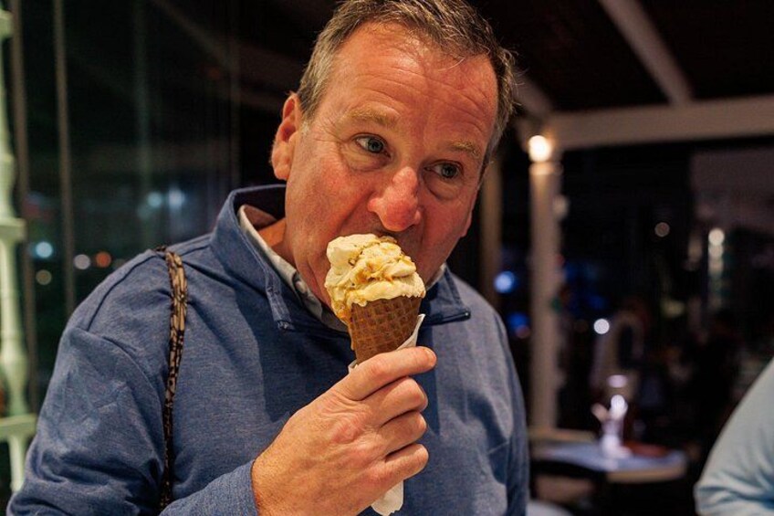 Une personne tenant un cornet de glace. 2