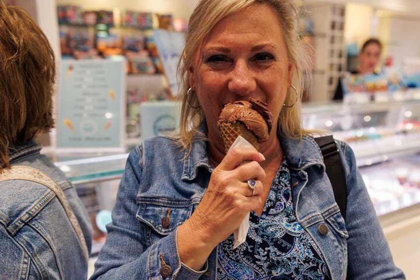 Una persona con chaqueta vaquera sosteniendo un cono de helado. 2