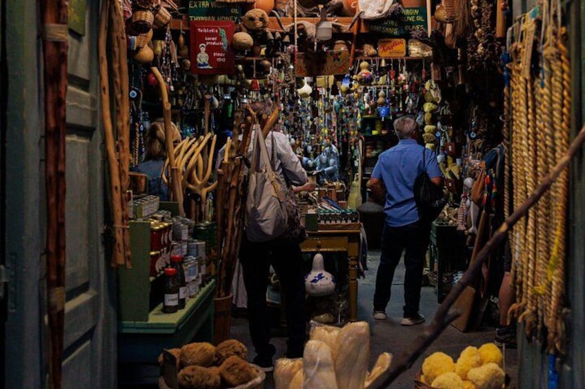 Un mercado estrecho con diversos artículos a la venta, como cestas, cerámica y textiles. 5