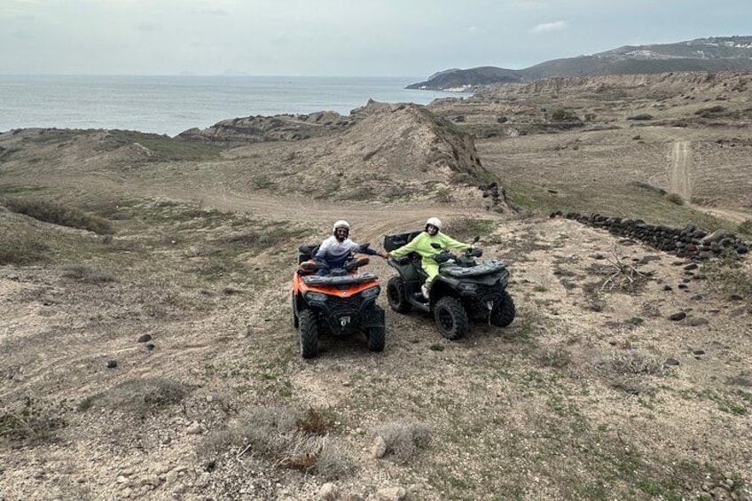 Deux personnes sur des quads, évoluant sur un terrain rocheux, avec la mer en toile de fond. 2