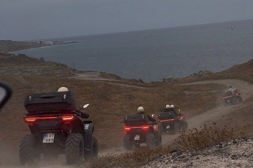 Des véhicules tout-terrain sur un chemin de terre près d’une étendue d’eau. 3