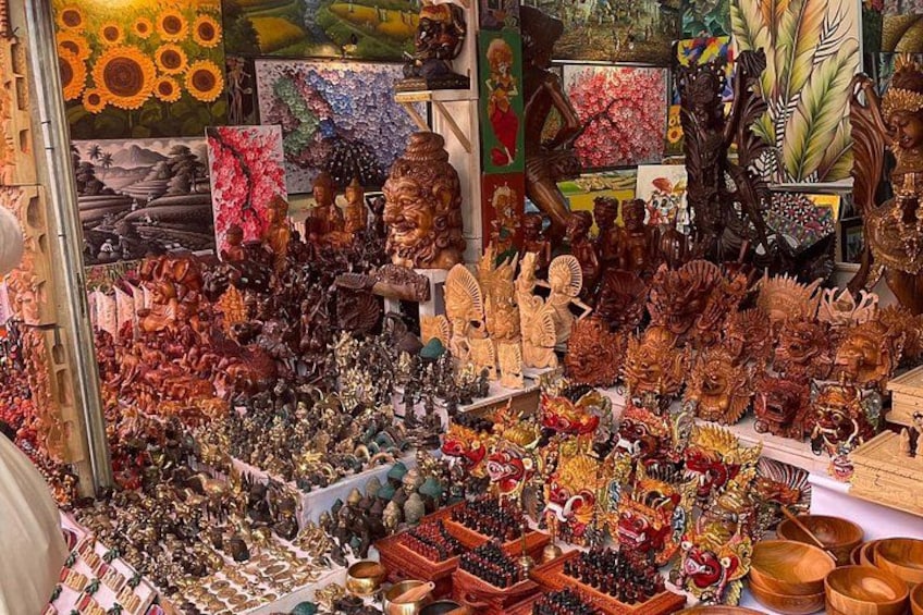 Een kraam met verschillende houten beeldjes en sculpturen. 5