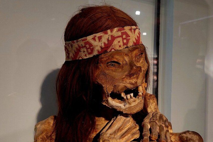 Una scultura con una fascia e un volto ricco di dettagli. 4