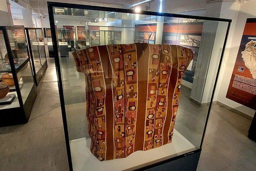 Un'esposizione museale con un pannello decorativo in tessuto. 2