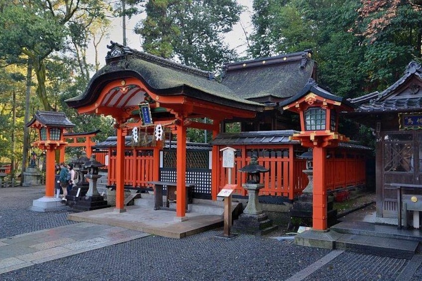 Een traditionele Japanse schrijn met rode torii poorten en een stenen lantaarn. 3
