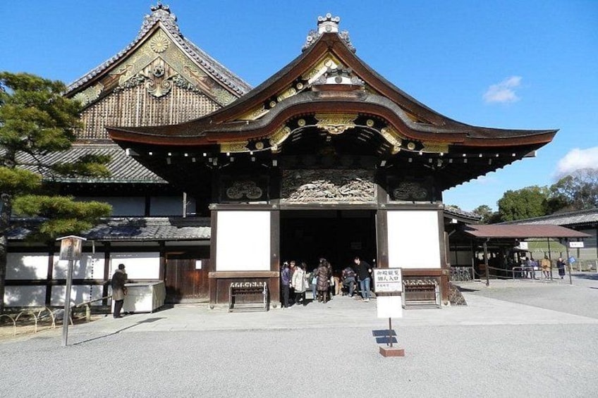 Een traditionele Japanse poort met ingewikkelde houtsnijwerken en een pannendak. 4