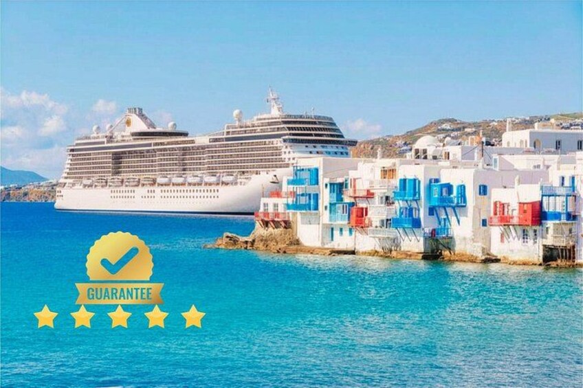 Un crucero anclado cerca de una ciudad costera con edificios coloridos. 1