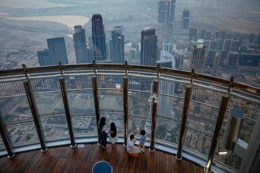 Una plataforma de observación en un rascacielos con vistas panorámicas de la ciudad, incluyendo rascacielos y un río. 2