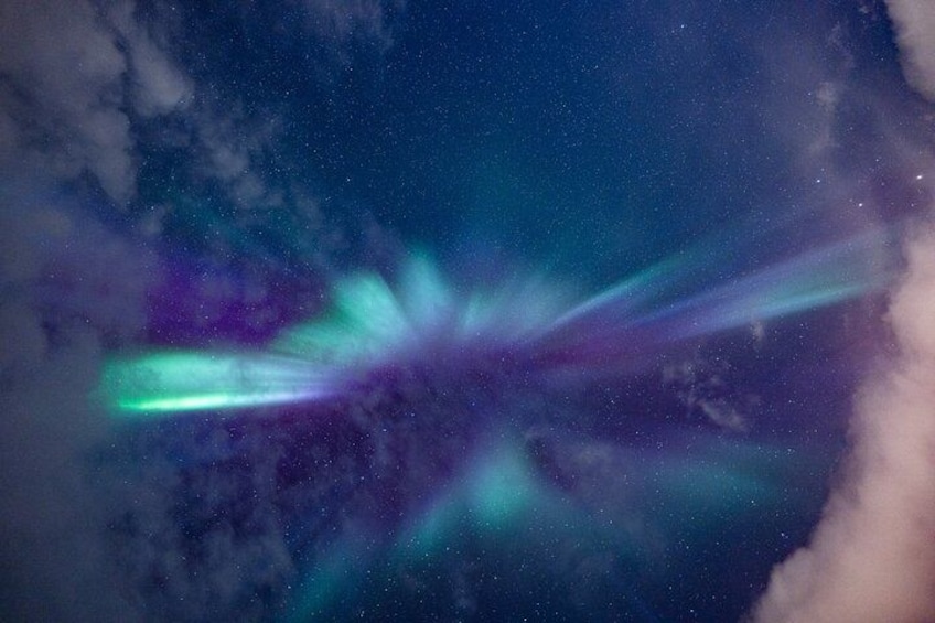 Cielo nocturno con aurora boreal. 4