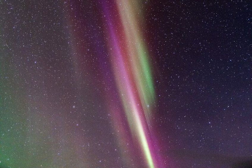 Cielo nocturno estrellado con una aurora visible. 3
