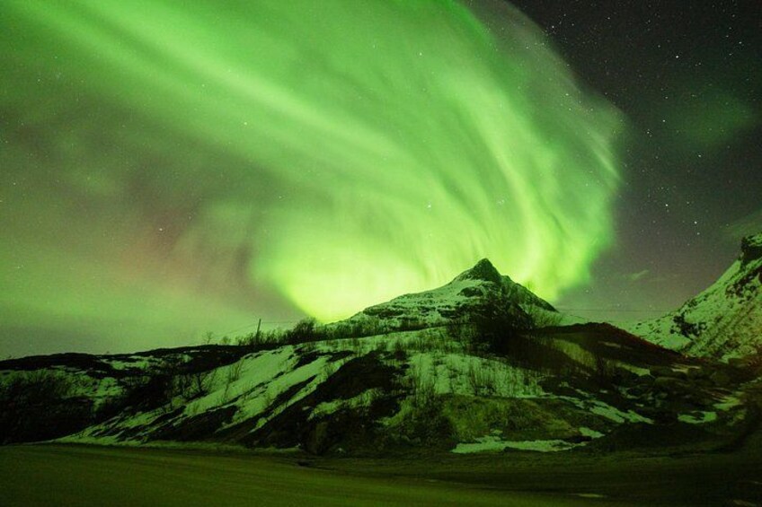 Une montagne sous une aurore boréale verte. 3