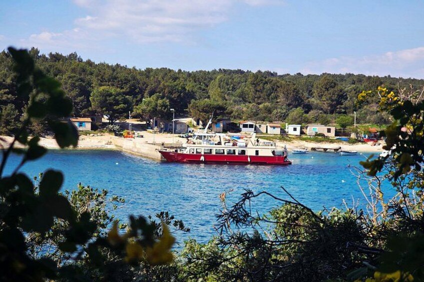 Aska boat in bay polje 2