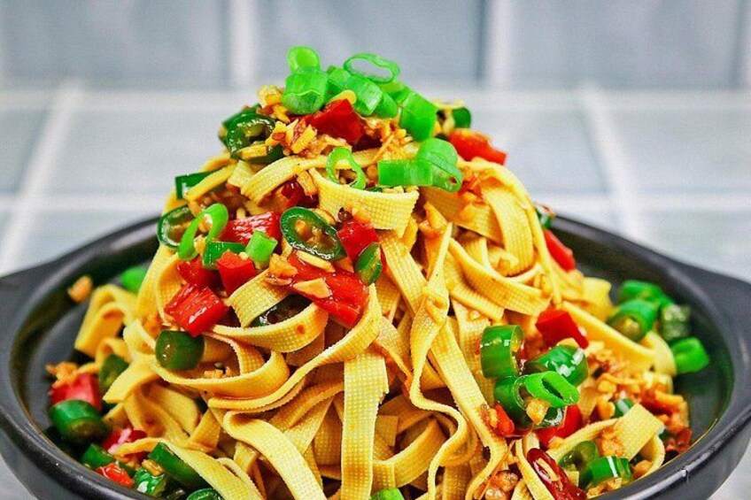 Un plato de fideos salteados con verduras. 4