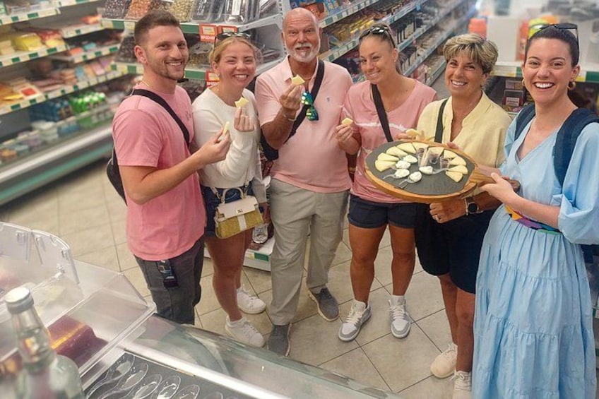 Un gruppo di persone in un corridoio di un supermercato. 2