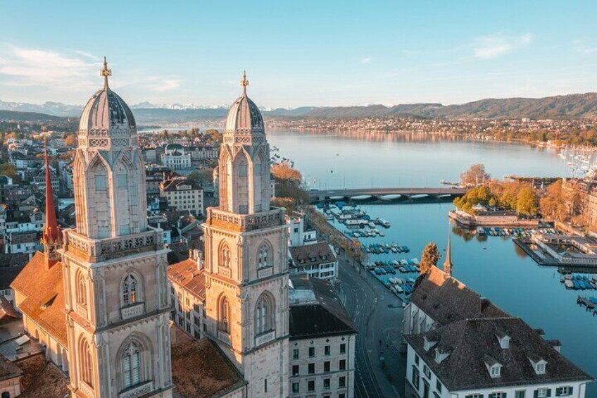 Una catedral con dos cúpulas grandes, un río y un puerto deportivo con barcos. 2