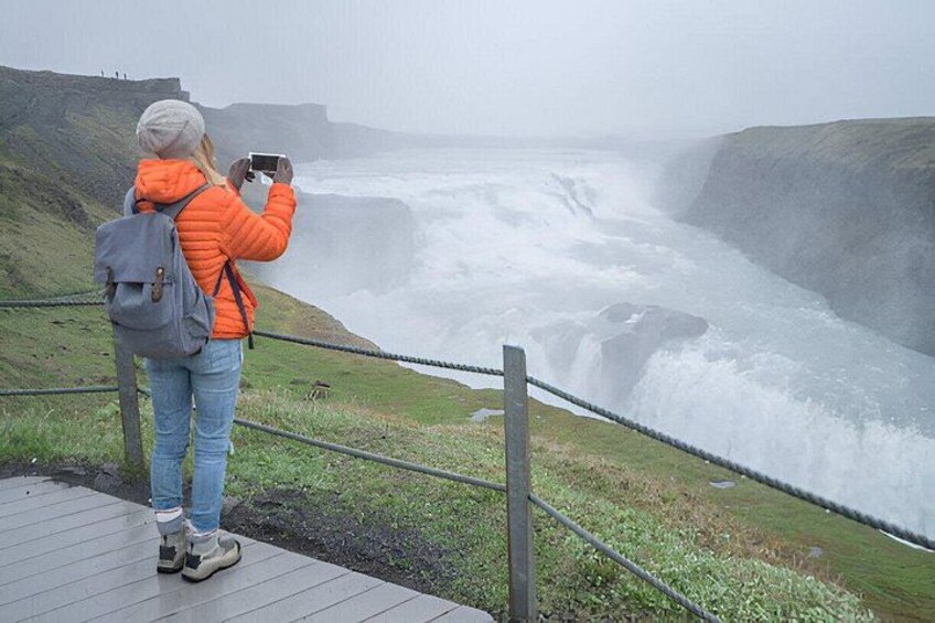 En person fotograferer et vandfald. 5