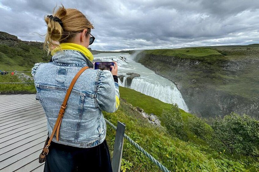 En person fotograferer et vandfald. 1