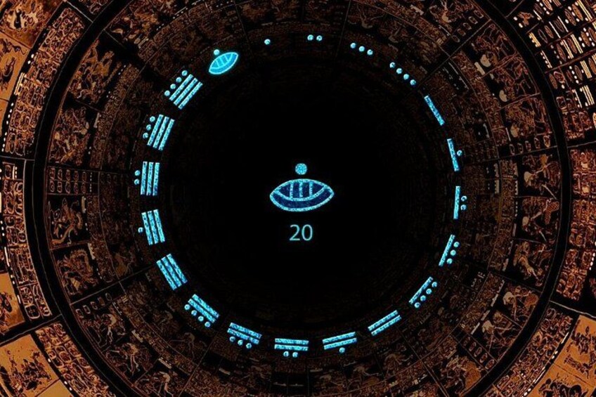 Un diseño circular y detallado con un emblema central y patrones circundantes. 2