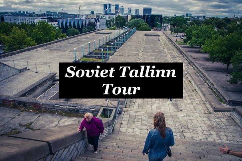 Eine Führung durchs sowjetische Tallinn mit Blick auf die Stadtsilhouette und einer gepflasterten Fläche mit Stufen. 3