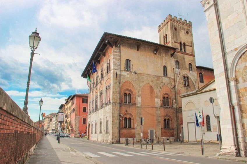 Pisa: The Electric Minibus Experience 4