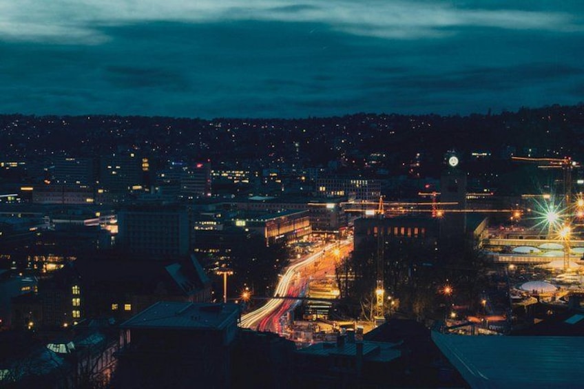 Panorama notturno di una città con strade e palazzi illuminati. 1