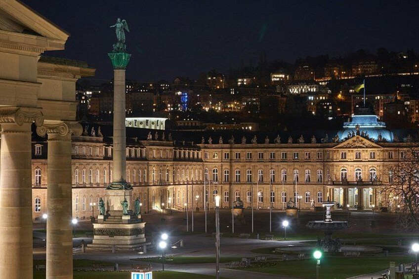 Un edificio imponente dall'architettura classica, con una grande statua e una fontana in primo piano. 5