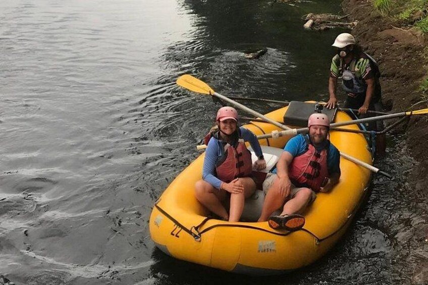 Dos personas en un bote inflable amarillo sobre aguas tranquilas, usando chalecos salvavidas y cascos. 4