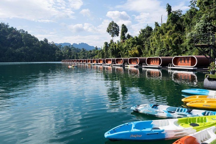 Un lac où l’on trouve des maisons flottantes et des kayaks aux couleurs vives. 1