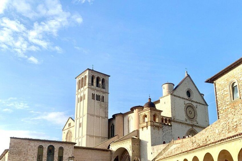 Una iglesia histórica con un campanario y una cúpula. 4